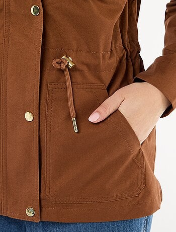 Casaco sahariano com botões de pressão frontais