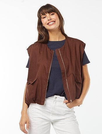 Casaco sem mangas acetinado e com fecho