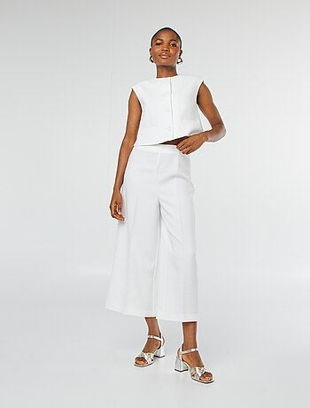 Casaco sem mangas com abertura com botões