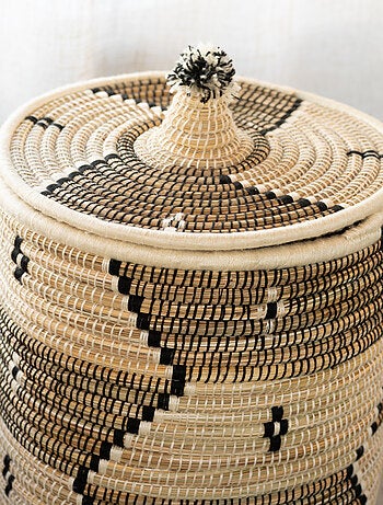 Cesto para roupa suja com motivos étnicos em fibras naturais