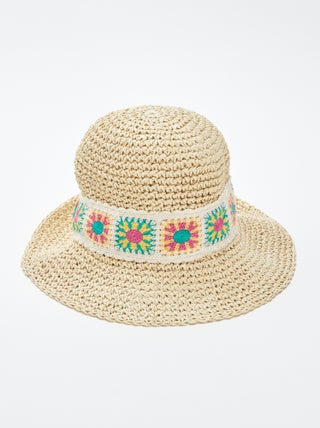 Chapéu com forma de sino e detalhes macramé