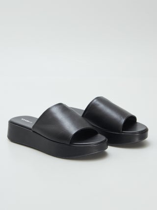 Chinelas com salto de cunha em pele sintética