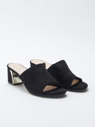 Chinelas com salto