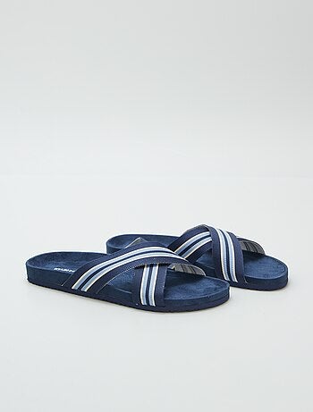 Chinelas com tiras cruzadas