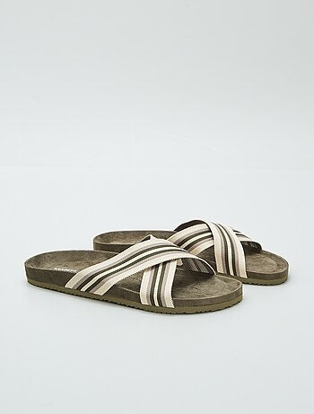 Chinelas com tiras cruzadas