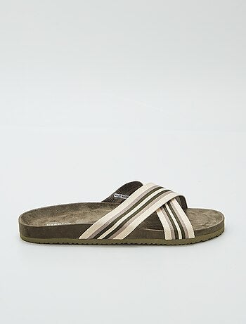 Chinelas com tiras cruzadas