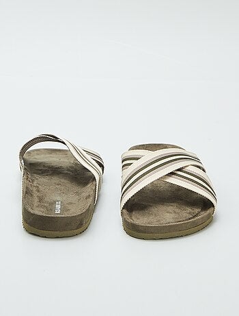 Chinelas com tiras cruzadas