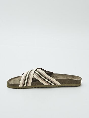 Chinelas com tiras cruzadas