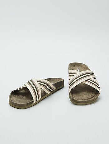 Chinelas com tiras cruzadas