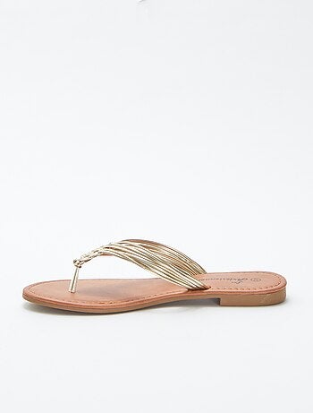 Chinelas com tiras entrançadas