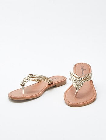 Chinelas com tiras entrançadas