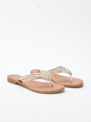 Chinelas com tiras entrançadas