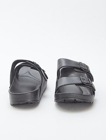 Chinelas de tira dupla em plástico moldado