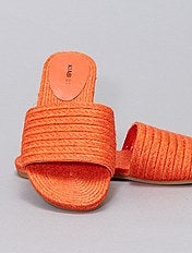Socas e chinelas femininas, várias cores e modelos Calçado Socas e chinelas femininas, várias cores e modelos Calçado