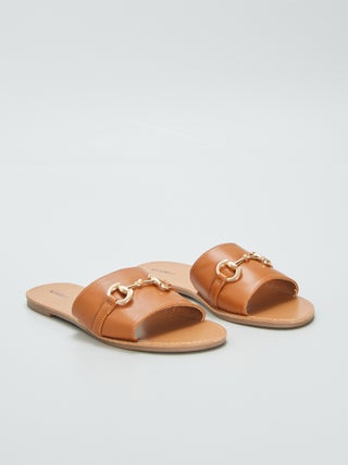 Chinelas rasas com fivela dourada