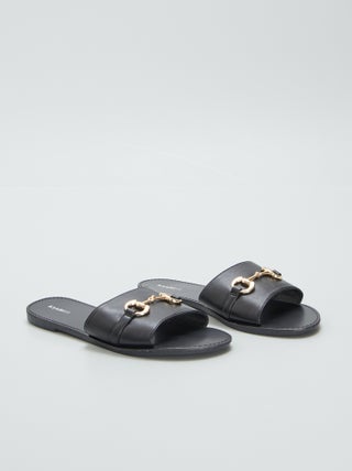 Chinelas rasas com fivela dourada