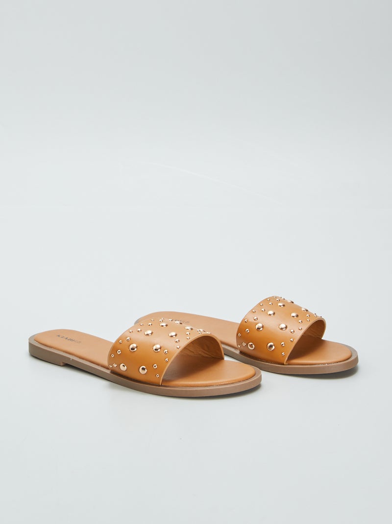 Chinelas rasas com tachas CASTANHO - Kiabi