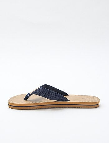 Chinelo de dedo com tiras de tecido