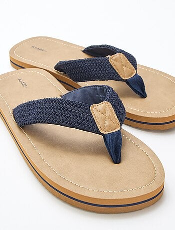 Chinelo de dedo com tiras de tecido