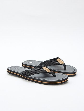 Chinelo de dedo com tiras de tecido