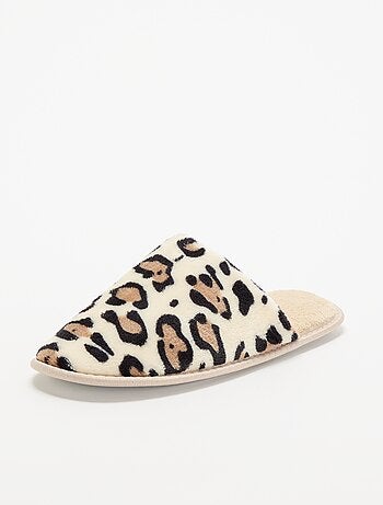 Chinelos mules com estampado leopardo