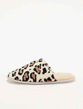 Chinelos mules com estampado leopardo