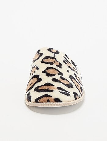 Chinelos mules com estampado leopardo