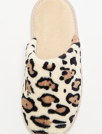 Chinelos mules com estampado leopardo