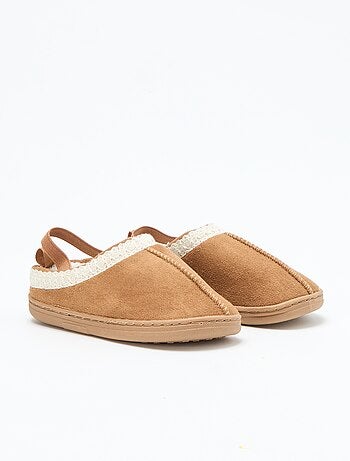 Chinelos mules em camurça com detalhes