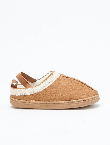 Chinelos mules em camurça com detalhes