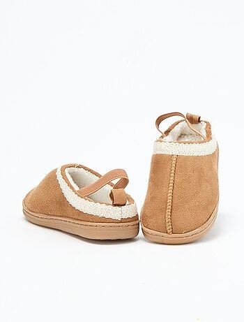 Chinelos mules em camurça com detalhes