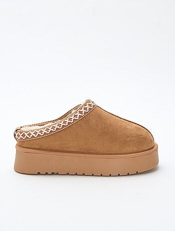 Chinelos mules em camurça com detalhes