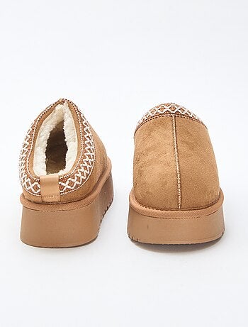 Chinelos mules em camurça com detalhes