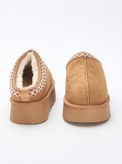 Chinelos mules em camurça com detalhes - Kiabi