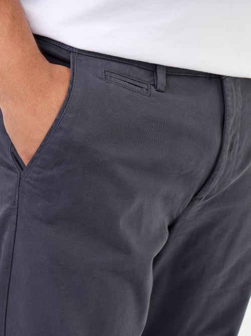 Chino liso de cintura padrão - Kiabi Chino liso de cintura padrão - Kiabi