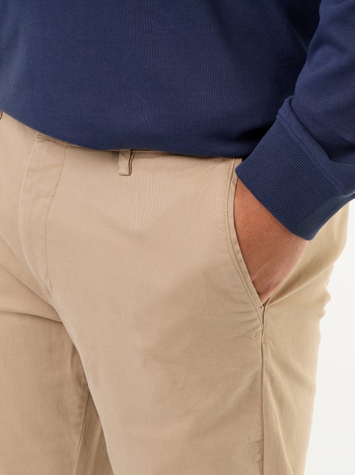 Chino liso de cintura padrão - Kiabi Chino liso de cintura padrão - Kiabi
