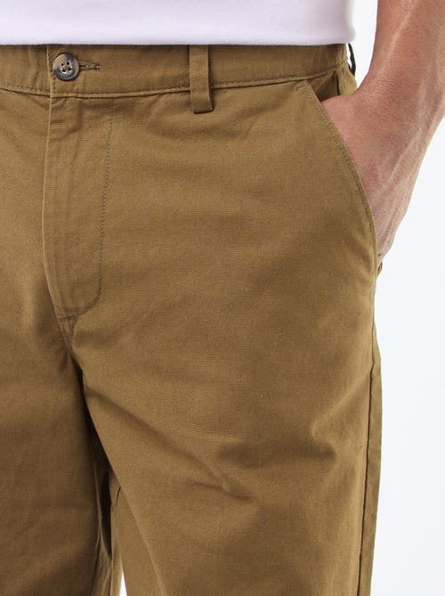 Chino liso tamanho normal - Kiabi