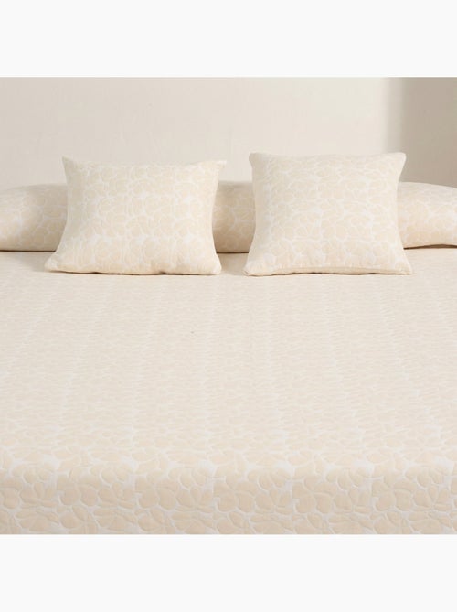 Colcha de algodão com design floral em relevo, tecido texturizado. - Kiabi Colcha de algodão com design floral em relevo, tecido texturizado. - Kiabi