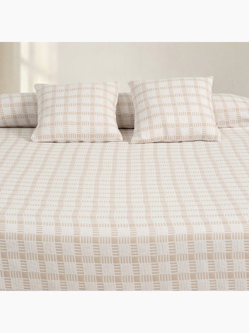 Colcha de algodão com design xadrez em relevo, tecido texturizado. - Kiabi Colcha de algodão com design xadrez em relevo, tecido texturizado. - Kiabi