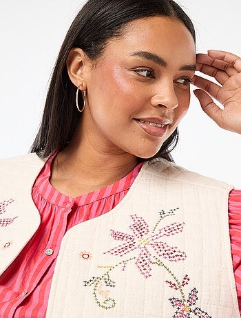 Colete acolchoado com bordados