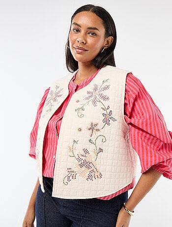 Colete acolchoado com bordados