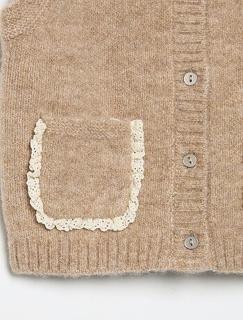 Colete com bolsos bordados