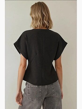 Colete com decote em V e detalhe de ombro ajustado