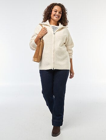 Colete com fecho de correr e gola alta