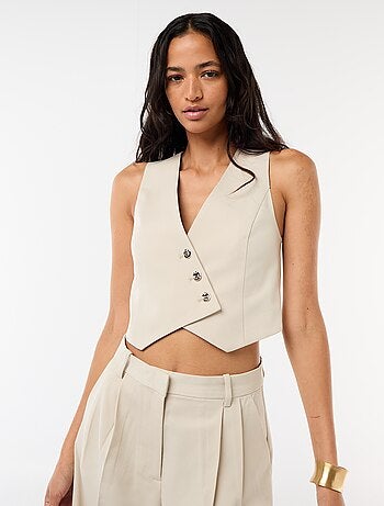 Colete de fato com abertura abotoada assimétrica