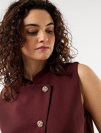 Colete de fato com abertura simétrica