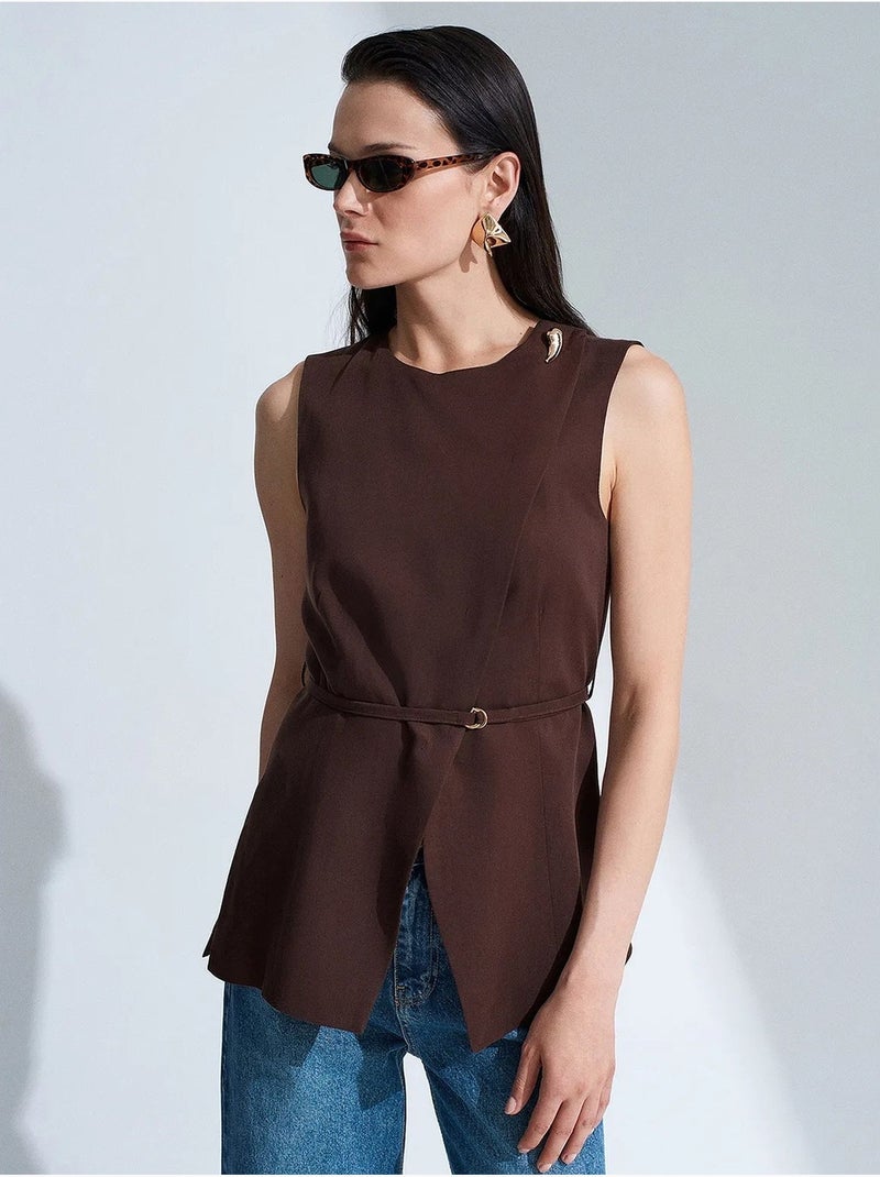 Colete feminino em popelina de tencel com cinto na cintura dilvin Castanho - Kiabi