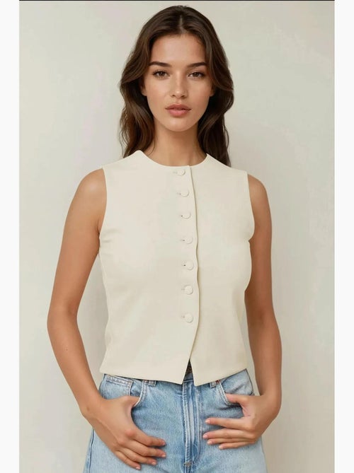Colete justo com gola redonda e detalhe de botões hiccup - Kiabi Colete justo com gola redonda e detalhe de botões hiccup - Kiabi