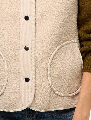 Colete sem mangas efeito shearling