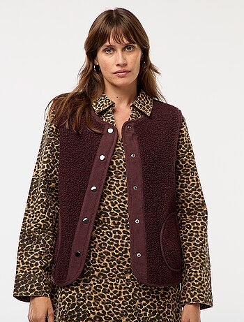 Colete sem mangas efeito shearling
